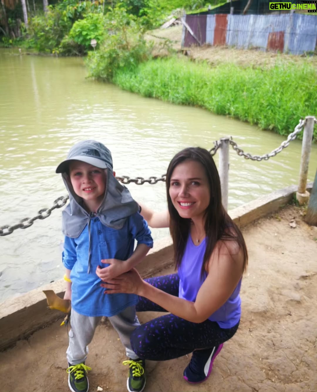 Maju Mantilla - 17.5K Likes - Feliz Cumpleaños hijito 🎉✨️🎊🎂
Tú, convirtiéndote en un adolescente y yo, aprendiendo a entenderte y a acompañarte
en esta etapa de tu vida😚,
porque mientras tú creces,
mamá también aprende 😁.
Y cuando antes buscabas abrazos de mamá, ahora soy yo quien los busca por ti🤣 .
Así pasan los años, vas creciendo, aprendiendo, te haces más fuerte, pero tu esencia estoy segura será la misma, aunque sé que seguirás buscando molestarnos aunque sea un poquito y cómo hacernos reir mucho, eso me encanta.
También sé que tienes muchos sueños y me siento profundamente parte de ellos, mientras los vas construyendo, yo estaré siempre para guiarte y acompañarte 💪 .
Amor de mamá por siempre ❤️