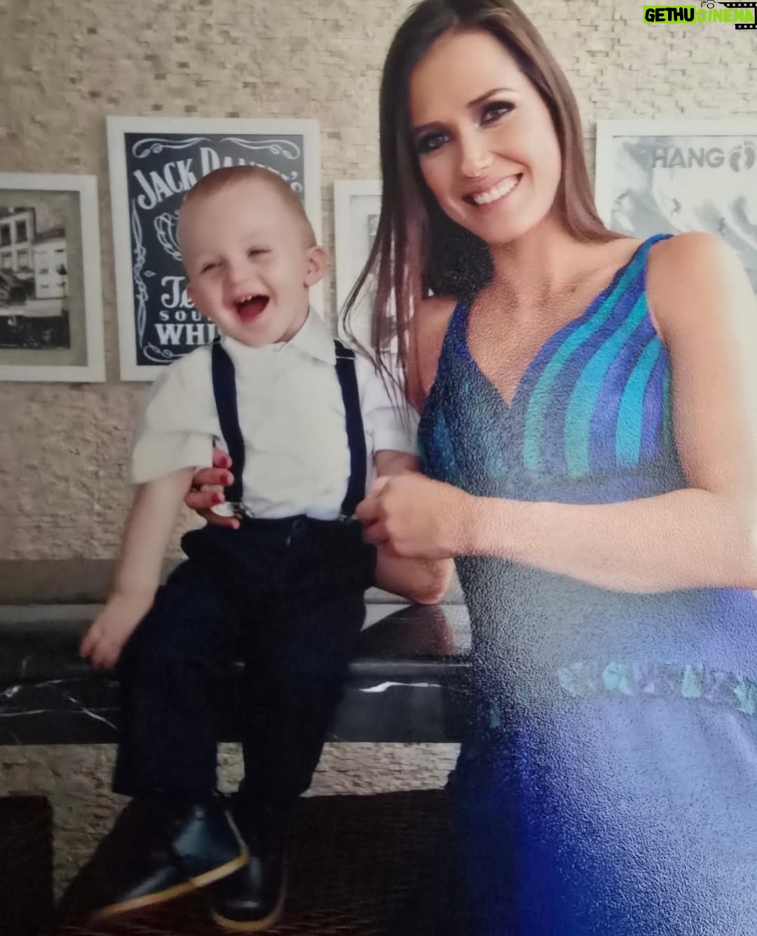 Maju Mantilla - 17.5K Likes - Feliz Cumpleaños hijito 🎉✨️🎊🎂
Tú, convirtiéndote en un adolescente y yo, aprendiendo a entenderte y a acompañarte
en esta etapa de tu vida😚,
porque mientras tú creces,
mamá también aprende 😁.
Y cuando antes buscabas abrazos de mamá, ahora soy yo quien los busca por ti🤣 .
Así pasan los años, vas creciendo, aprendiendo, te haces más fuerte, pero tu esencia estoy segura será la misma, aunque sé que seguirás buscando molestarnos aunque sea un poquito y cómo hacernos reir mucho, eso me encanta.
También sé que tienes muchos sueños y me siento profundamente parte de ellos, mientras los vas construyendo, yo estaré siempre para guiarte y acompañarte 💪 .
Amor de mamá por siempre ❤️