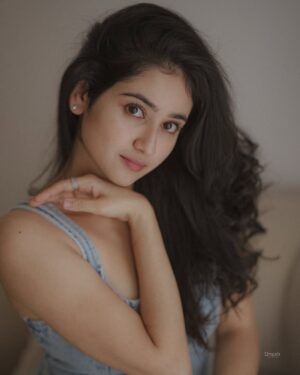 Malaika Vasupal Instagram - 🤍🦢
 Couldn’t pick one 💁🏻‍♀️

Nimma fav photo yavdu ??☺️🙈

#malaika #post #candid #candidphotography #leela #loveyourself #bluesky #trend #kannada