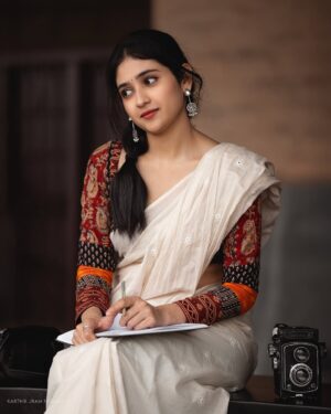 Malaika Vasupal Instagram - ಜೀವ ಹೂವಾಗಿದೆ ಭಾವ ಜೇನಾಗಿದೆ
 ಬಾಳು ಹಾಡಾಗಿದೆ, ನಿನ್ನ ಸೇರಿ ನಾನು♥️

#kannada #kannadalovesongs #drrajkumarsongs