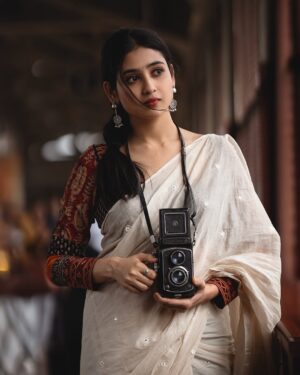 Malaika Vasupal Instagram - ಜೀವ ಹೂವಾಗಿದೆ ಭಾವ ಜೇನಾಗಿದೆ
 ಬಾಳು ಹಾಡಾಗಿದೆ, ನಿನ್ನ ಸೇರಿ ನಾನು♥️

#kannada #kannadalovesongs #drrajkumarsongs
