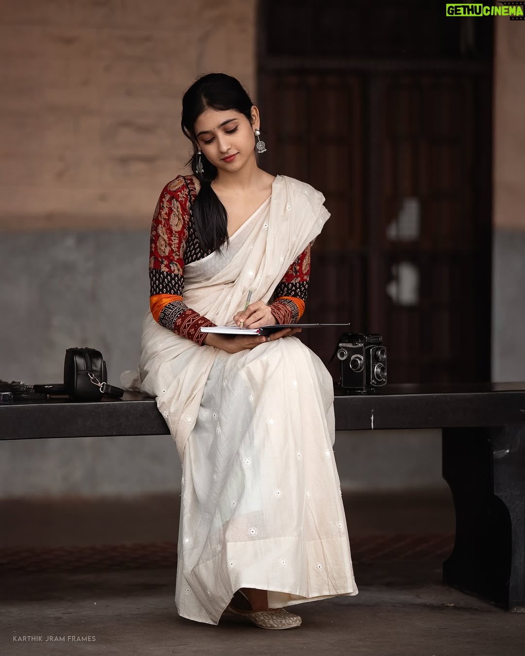 Malaika Vasupal - 168K Likes - ಜೀವ ಹೂವಾಗಿದೆ ಭಾವ ಜೇನಾಗಿದೆ
 ಬಾಳು ಹಾಡಾಗಿದೆ, ನಿನ್ನ ಸೇರಿ ನಾನು♥️

#kannada #kannadalovesongs #drrajkumarsongs
