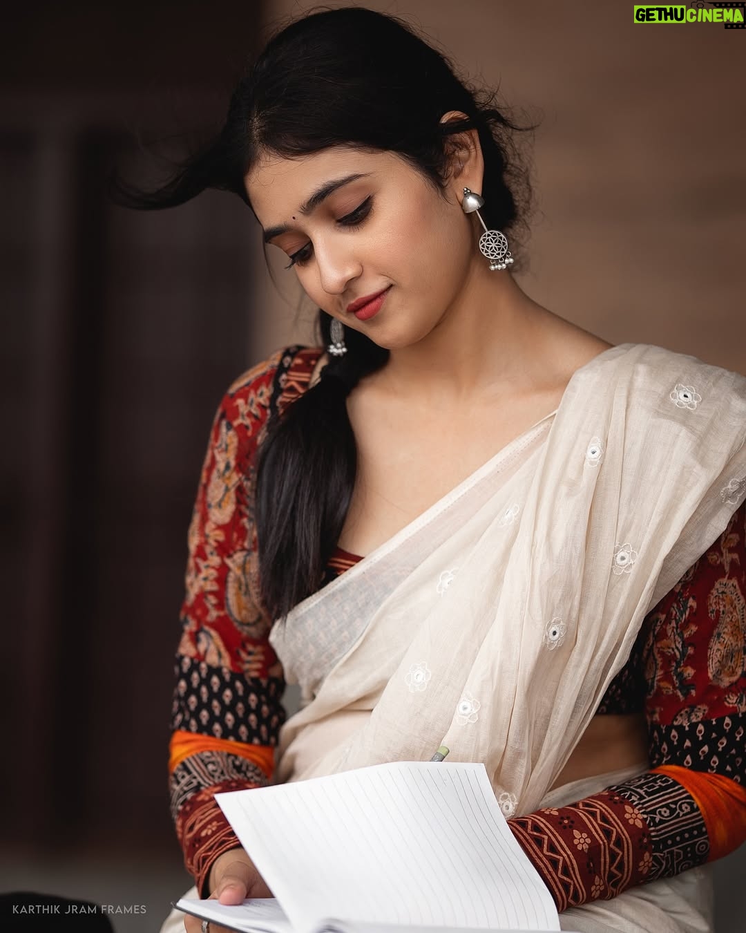 Malaika Vasupal - 168K Likes - ಜೀವ ಹೂವಾಗಿದೆ ಭಾವ ಜೇನಾಗಿದೆ
 ಬಾಳು ಹಾಡಾಗಿದೆ, ನಿನ್ನ ಸೇರಿ ನಾನು♥️

#kannada #kannadalovesongs #drrajkumarsongs