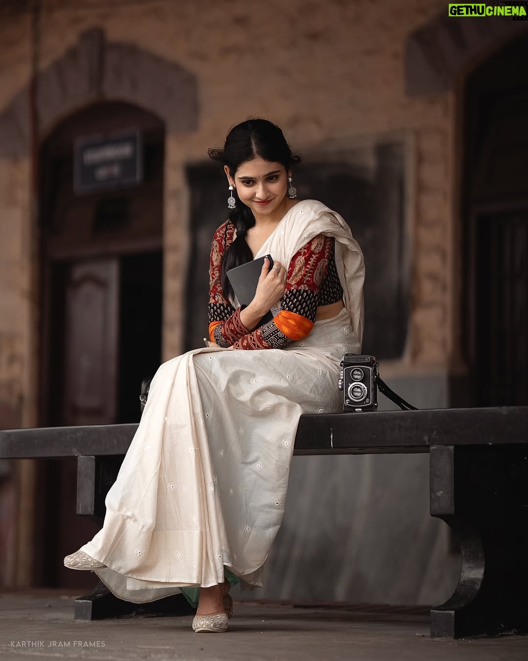 Malaika Vasupal - 168K Likes - ಜೀವ ಹೂವಾಗಿದೆ ಭಾವ ಜೇನಾಗಿದೆ
 ಬಾಳು ಹಾಡಾಗಿದೆ, ನಿನ್ನ ಸೇರಿ ನಾನು♥️

#kannada #kannadalovesongs #drrajkumarsongs