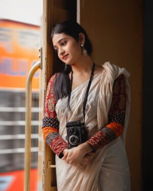 Malaika Vasupal Instagram - ಜೀವ ಹೂವಾಗಿದೆ ಭಾವ ಜೇನಾಗಿದೆ
 ಬಾಳು ಹಾಡಾಗಿದೆ, ನಿನ್ನ ಸೇರಿ ನಾನು♥️

#kannada #kannadalovesongs #drrajkumarsongs