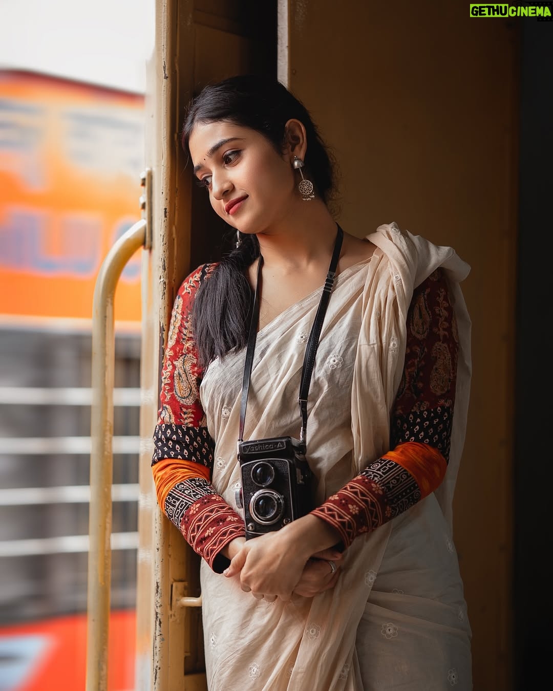Malaika Vasupal - 168K Likes - ಜೀವ ಹೂವಾಗಿದೆ ಭಾವ ಜೇನಾಗಿದೆ
 ಬಾಳು ಹಾಡಾಗಿದೆ, ನಿನ್ನ ಸೇರಿ ನಾನು♥️

#kannada #kannadalovesongs #drrajkumarsongs