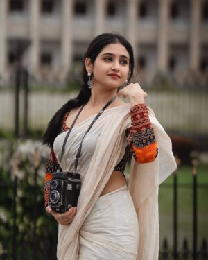 Malaika Vasupal Instagram - ಜೀವ ಹೂವಾಗಿದೆ ಭಾವ ಜೇನಾಗಿದೆ
 ಬಾಳು ಹಾಡಾಗಿದೆ, ನಿನ್ನ ಸೇರಿ ನಾನು♥️

#kannada #kannadalovesongs #drrajkumarsongs