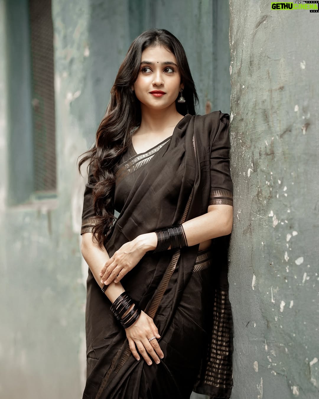 Malaika Vasupal - 63.2K Likes - ಮನಸು ಮನಸು
ಮೆಚ್ಚಿಕೊಂಡಾಗ
ನಾನೆ ಇಲ್ಲಾ ನನಗಿಗ...💖
 
#malaika #blacksaree #trending #kannada