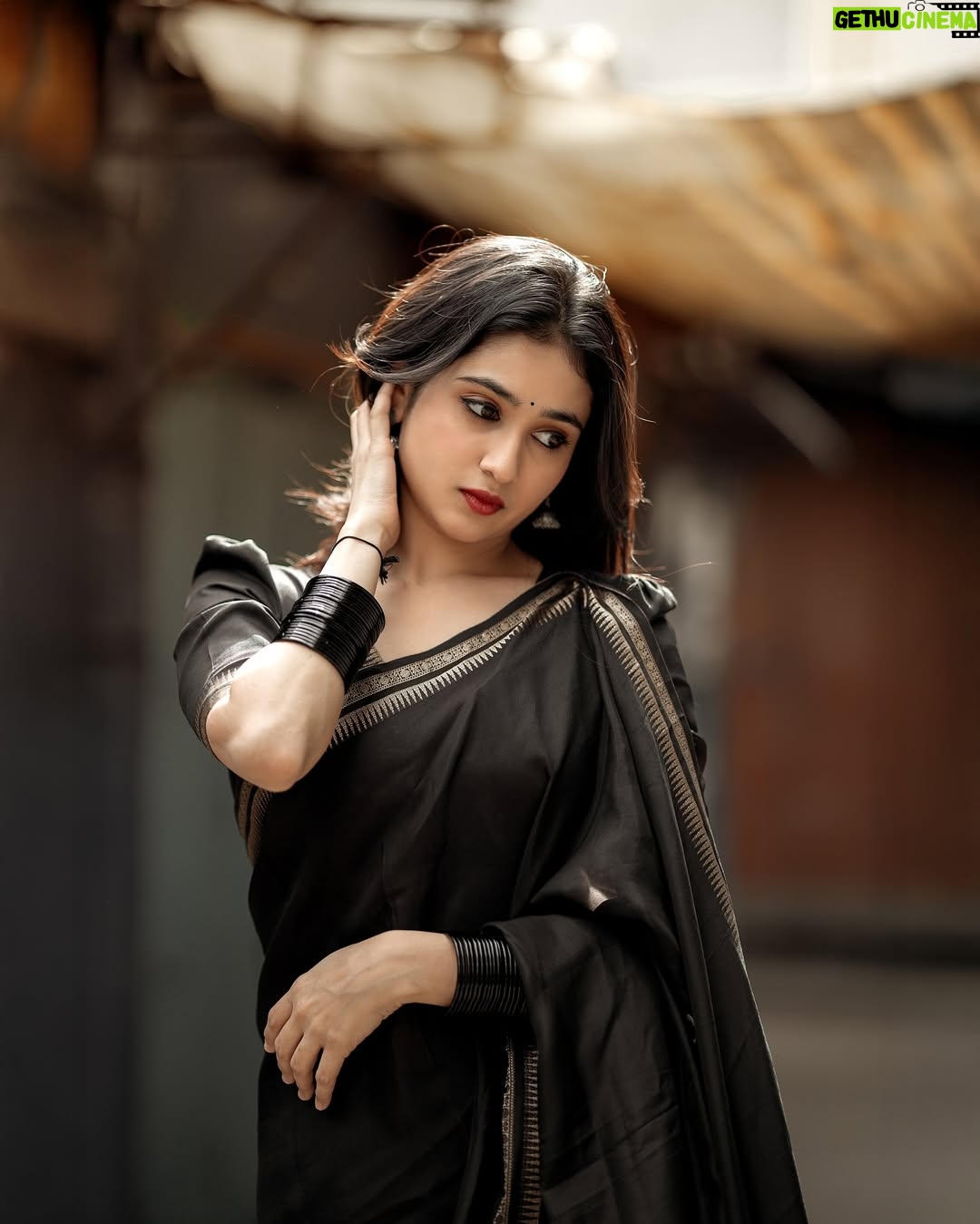 Malaika Vasupal - 63.2K Likes - ಮನಸು ಮನಸು
ಮೆಚ್ಚಿಕೊಂಡಾಗ
ನಾನೆ ಇಲ್ಲಾ ನನಗಿಗ...💖
 
#malaika #blacksaree #trending #kannada