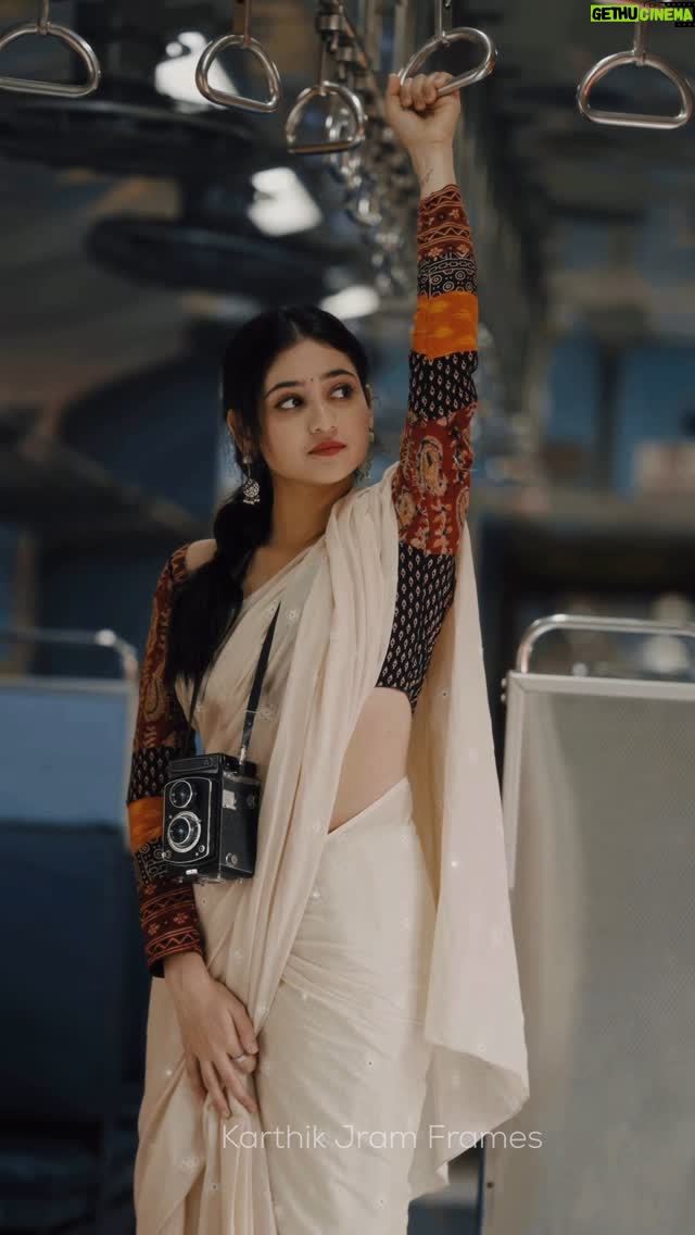 Malaika Vasupal - 193.3K Likes - ಜನ್ಮಕೂ ಪ್ರತಿ ಜನ್ಮಕು ನೀ ನನ್ನವಳು
ನಿನ್ನ ಸ್ವರಗಳೇ ನನ್ನ ದಾರಿಗೆ ನಗೆ ಹೂವುಗಳು

Beautifully shot and edited  by @_karthikjram 
Saree and blouse: @rivayah_fashionstudio 
Stylist: @_shilpa_hegde 
Jewellery: @fuschiabyritu 
Makeup : @shruthiashwath_makeupartist