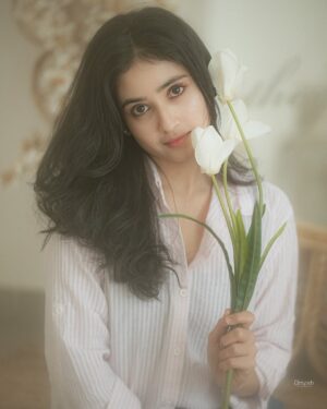 Malaika Vasupal Instagram - Everything is beautiful, when you look at it with love 🌸

My dream team 
@style_diary_by_namratha @shruthiashwath_makeupartist @umesh__photography___