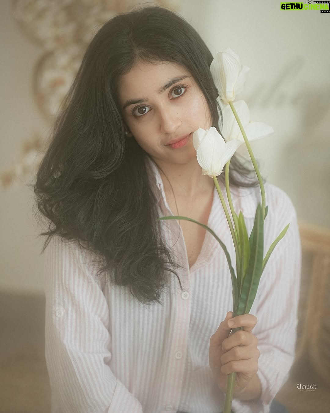 Malaika Vasupal - 75.2K Likes - Everything is beautiful, when you look at it with love 🌸

My dream team 
@style_diary_by_namratha @shruthiashwath_makeupartist @umesh__photography___