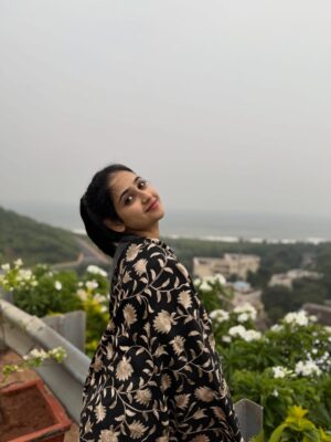 Malaika Vasupal Instagram - Wrapped with love 💖

#kannada #kannadareels❤️ #kanndasongs