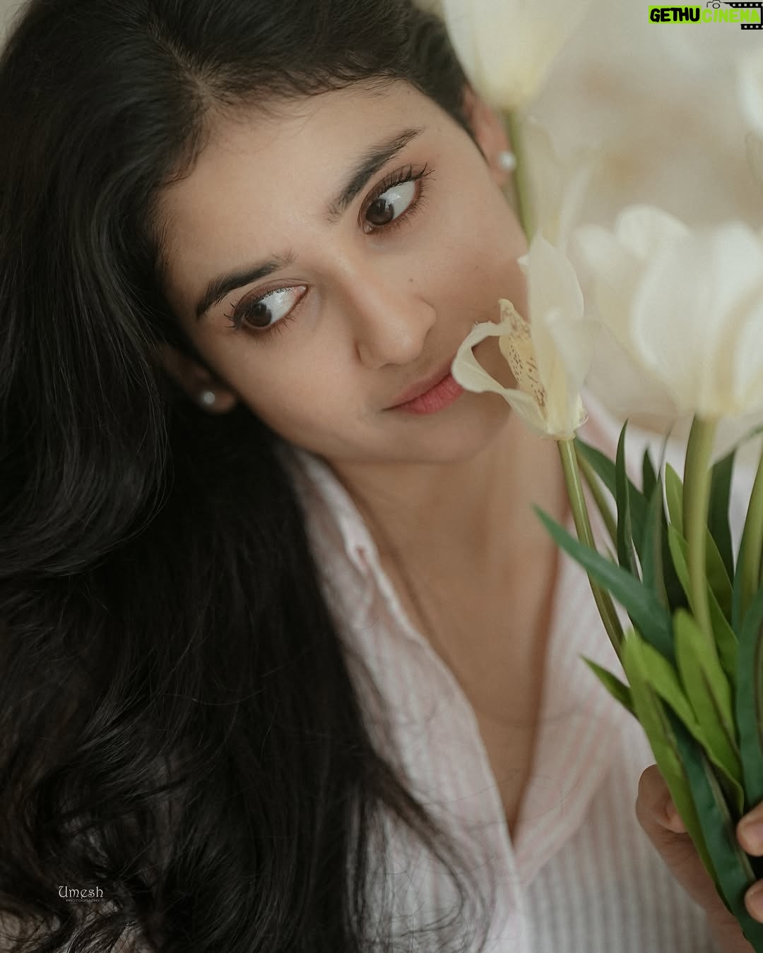 Malaika Vasupal - 75.2K Likes - Everything is beautiful, when you look at it with love 🌸

My dream team 
@style_diary_by_namratha @shruthiashwath_makeupartist @umesh__photography___