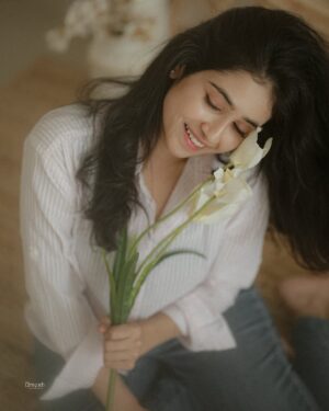 Malaika Vasupal Instagram - Everything is beautiful, when you look at it with love 🌸

My dream team 
@style_diary_by_namratha @shruthiashwath_makeupartist @umesh__photography___