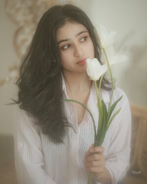 Malaika Vasupal Instagram - Everything is beautiful, when you look at it with love 🌸

My dream team 
@style_diary_by_namratha @shruthiashwath_makeupartist @umesh__photography___