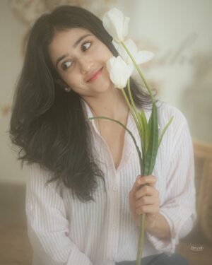 Malaika Vasupal Instagram - Everything is beautiful, when you look at it with love 🌸

My dream team 
@style_diary_by_namratha @shruthiashwath_makeupartist @umesh__photography___
