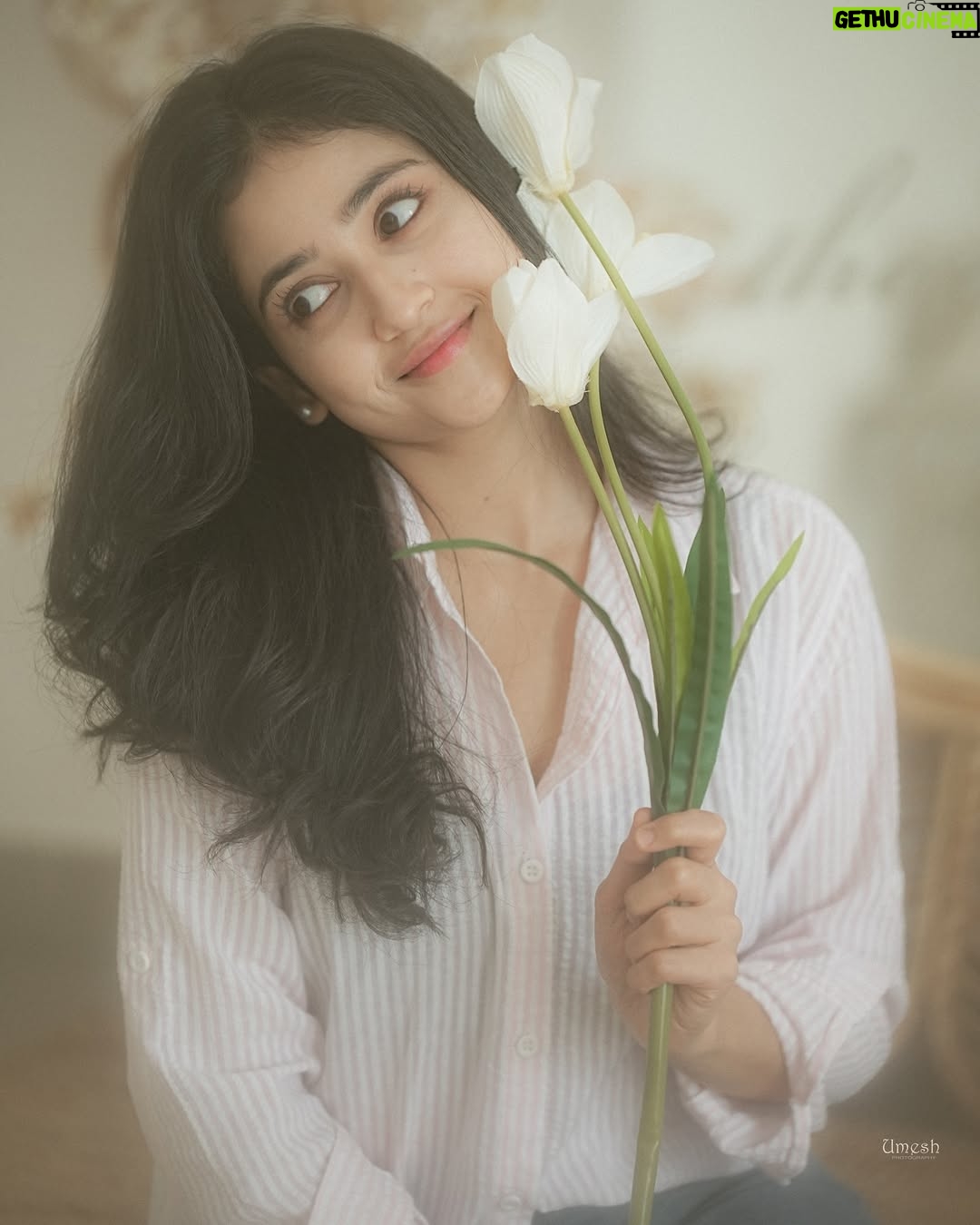 Malaika Vasupal - 75.2K Likes - Everything is beautiful, when you look at it with love 🌸

My dream team 
@style_diary_by_namratha @shruthiashwath_makeupartist @umesh__photography___