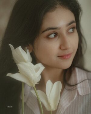 Malaika Vasupal Instagram - Everything is beautiful, when you look at it with love 🌸

My dream team 
@style_diary_by_namratha @shruthiashwath_makeupartist @umesh__photography___