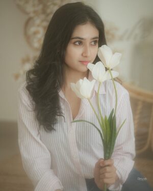 Malaika Vasupal Instagram - Everything is beautiful, when you look at it with love 🌸

My dream team 
@style_diary_by_namratha @shruthiashwath_makeupartist @umesh__photography___