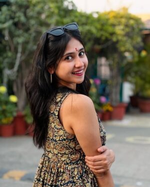 Malaika Vasupal Instagram - Happy in million little ways 🩷

Outfit: @shimmer_designer_studio 
@style_diary_by_namratha 

#malaika #rishikesh #travel #behappy