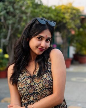 Malaika Vasupal Instagram - Happy in million little ways 🩷

Outfit: @shimmer_designer_studio 
@style_diary_by_namratha 

#malaika #rishikesh #travel #behappy