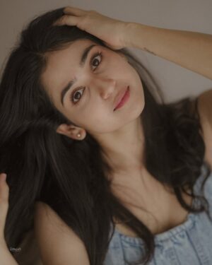 Malaika Vasupal Instagram - 🤍🦢
 Couldn’t pick one 💁🏻‍♀️

Nimma fav photo yavdu ??☺️🙈

#malaika #post #candid #candidphotography #leela #loveyourself #bluesky #trend #kannada