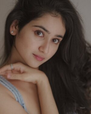 Malaika Vasupal Instagram - 🤍🦢
 Couldn’t pick one 💁🏻‍♀️

Nimma fav photo yavdu ??☺️🙈

#malaika #post #candid #candidphotography #leela #loveyourself #bluesky #trend #kannada