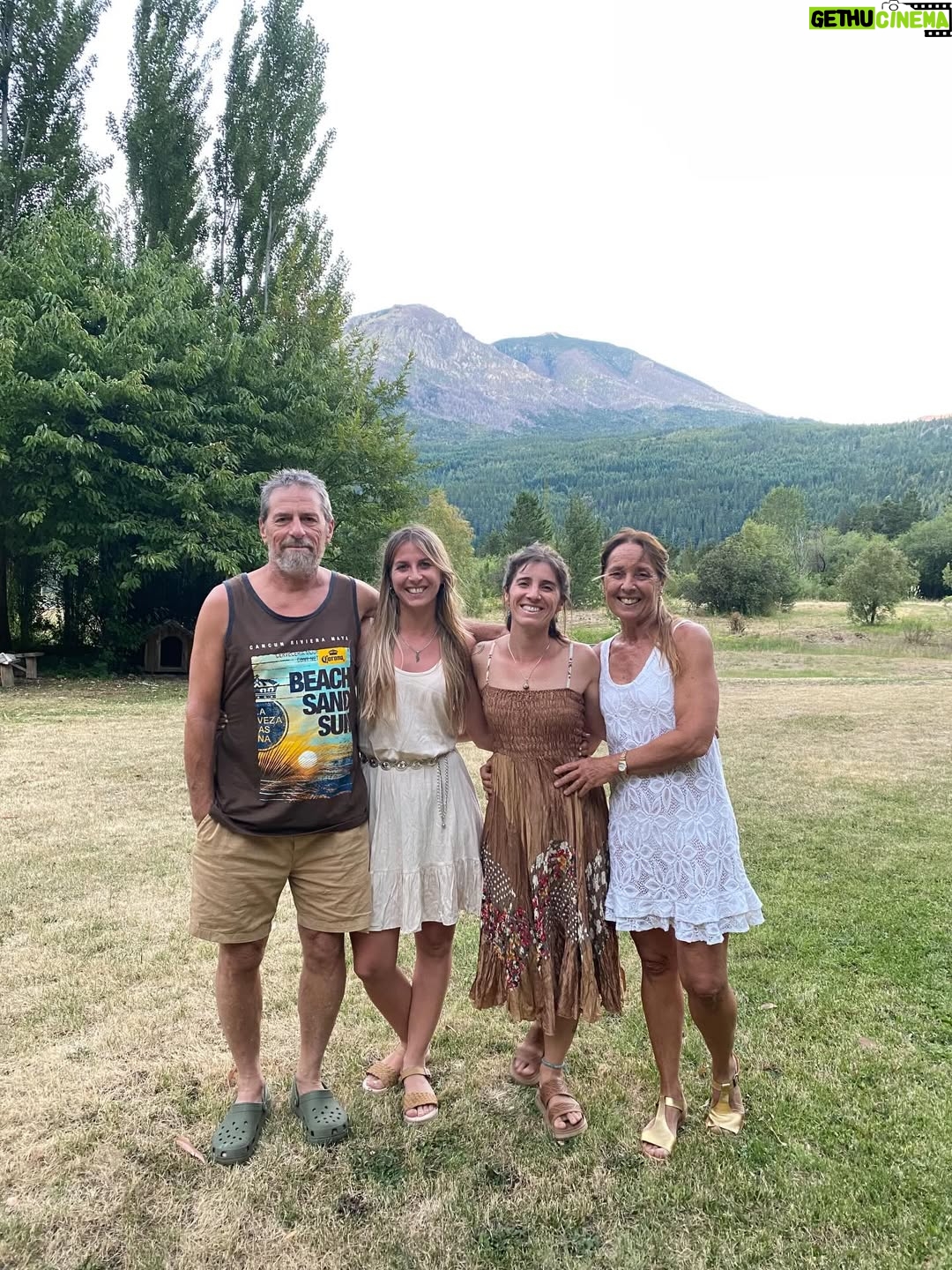 Malena Solda - 2K Likes - Chau 2025 ¡Hola 2026!
Gracias por recibirnos @gussomariagabriela, @flakgustavo @julieta_flak @reniflak 
Fue hermoso compartir estos días con ustedes ¡y también con vos, @mariarosarodriguez_10 !(aunque nos hizo falta @paco.gusso )
Por más descansos y disfrutes @gusso.mario de mi amor. (Hermoso cachorro tenemos. Hermosa familia)
Me siento muy afortunada ❤️