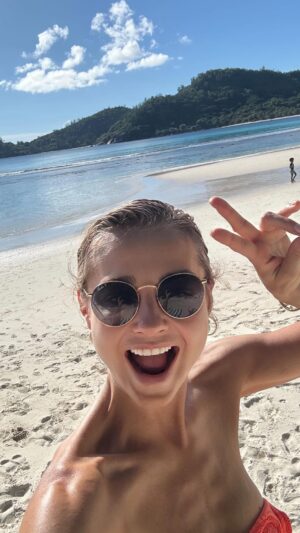 Malgorzata Socha Instagram - 🌴 Po świętach. Przez Nowy Rok ✨

Czas zwolnił, kalendarz się zatrzymał, a najważniejsze było tu i teraz.
Seszelskie słońce, bliskość rodziny i znajomych, chwile bez pośpiechu i wejście w Nowy Rok dokładnie tak, jak chcieliśmy — naładowani na kolejny rok ☀️✨

#rodzina #wakacjezdziećmi #odpoczynek