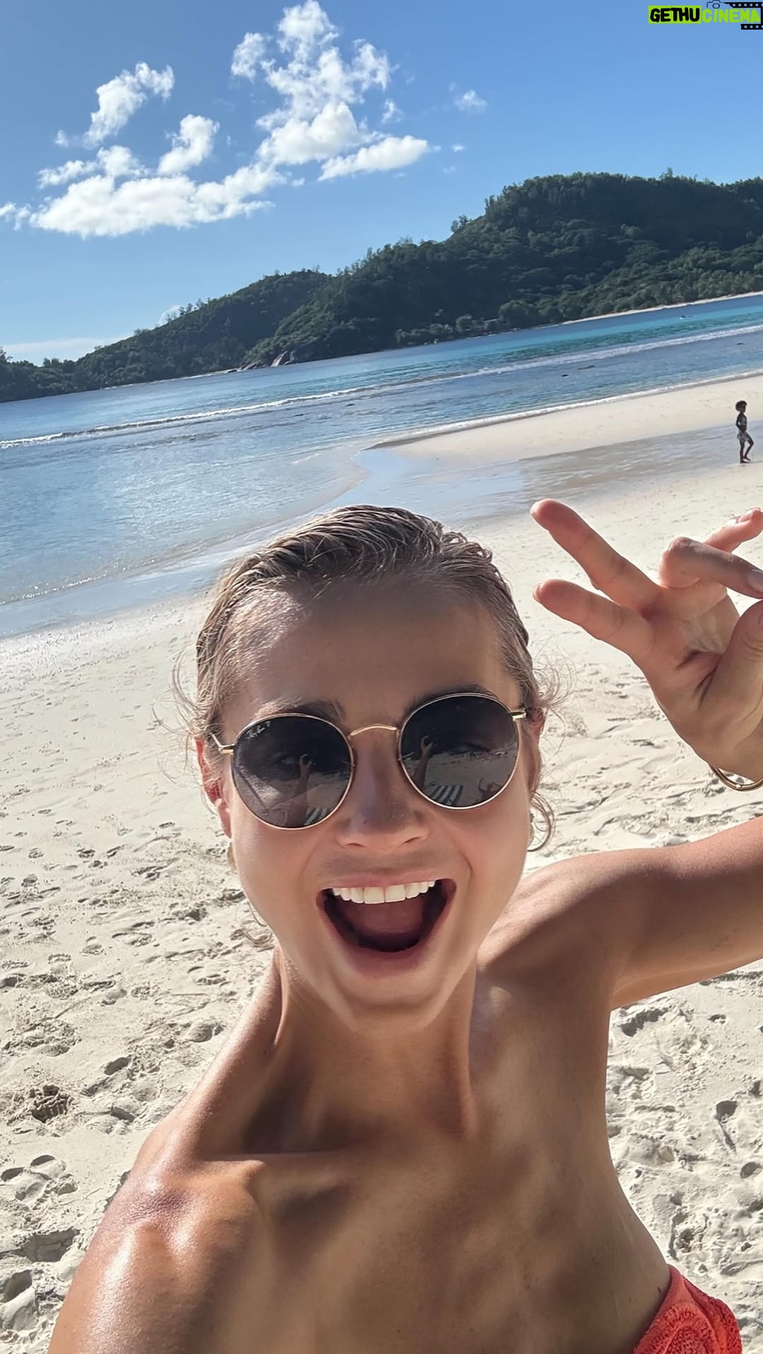 Malgorzata Socha - 9.7K Likes - 🌴 Po świętach. Przez Nowy Rok ✨

Czas zwolnił, kalendarz się zatrzymał, a najważniejsze było tu i teraz.
Seszelskie słońce, bliskość rodziny i znajomych, chwile bez pośpiechu i wejście w Nowy Rok dokładnie tak, jak chcieliśmy — naładowani na kolejny rok ☀️✨

#rodzina #wakacjezdziećmi #odpoczynek