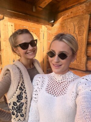 Malgorzata Socha Instagram - Tydzień, który miał smak słońca i spokoju. ☀️
Południe Polski, góry w tle, kawa o poranku i czas tylko dla nas — bez pośpiechu, bez planu, za to z dobrą energią i rodziną obok. 💛