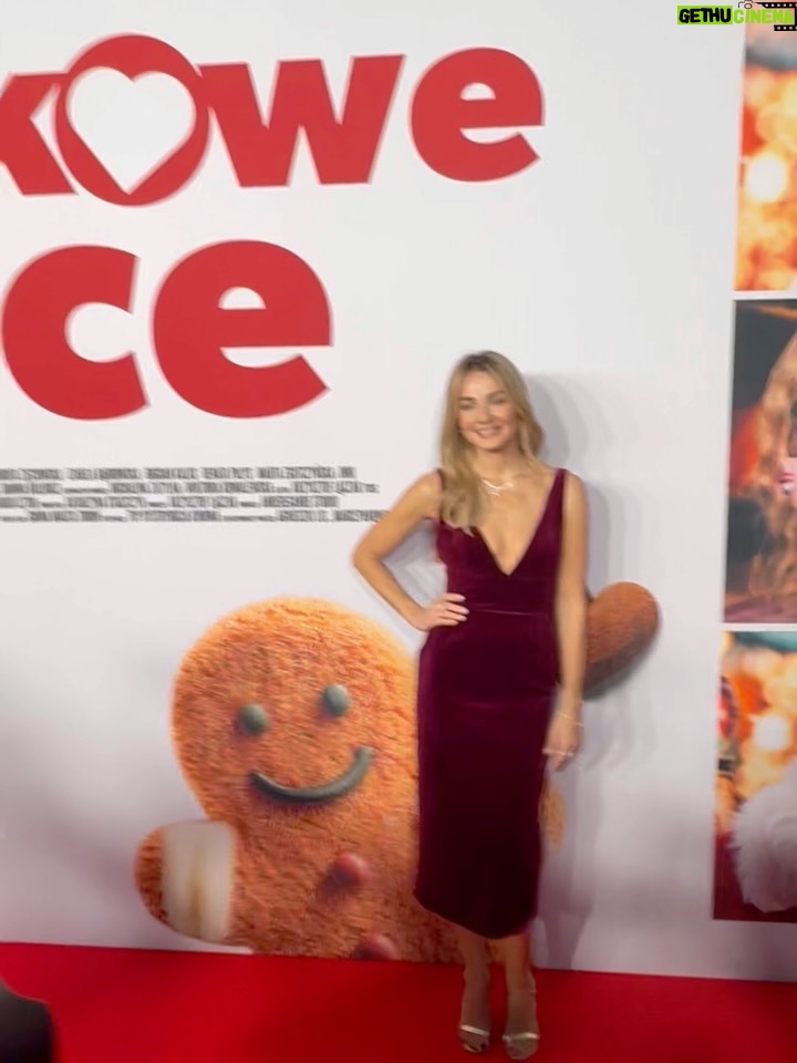 Malgorzata Socha - 10.9K Likes - ✨ Premiera „Piernikowego Serca” ✨

To był wyjątkowy wieczór – pełen emocji, spotkań i tej świątecznej atmosfery, którą kochamy najbardziej. Z ogromną radością mogę w końcu podzielić się z Wami informacją, że w filmie wcielam się w rolę Dagmary – postaci, która wnosi do tej historii trochę ciepła, trochę zamieszania i mnóstwo serca.

To piękne doświadczenie, cudowna ekipa i projekt, do którego mam ogromny sentyment. Dziękuję wszystkim za obecność, wsparcie i każdą dobrą energię podczas premiery. 🍪❤️
Niech ten film będzie dla Was przyjemną, słodką odskocznią na początek zimowego sezonu.

#PiernikoweSerce #Premiera #autopromocja