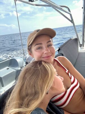 Malgorzata Socha Instagram - Są miejsca, gdzie liczy się tylko bliskość, śmiech i wspólny horyzont❤️❤️❤️
Reszta może poczekać 🌊🩷