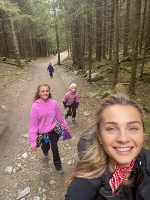 Malgorzata Socha Instagram - Tydzień, który miał smak słońca i spokoju. ☀️
Południe Polski, góry w tle, kawa o poranku i czas tylko dla nas — bez pośpiechu, bez planu, za to z dobrą energią i rodziną obok. 💛