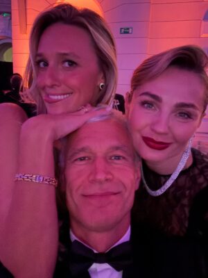 Malgorzata Socha Instagram - Magiczny wieczór na Balu Fundacji TVN ✨
Piękne wnętrza, wyjątkowe stylizacje i ludzie, z którymi chce się być. Połączenie dobra, sztuki i emocji, które zostają na długo. 💫

#bal #fundacjatvn #bizuteriaapart