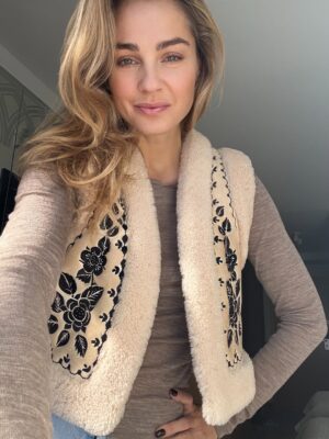 Malgorzata Socha Instagram - Tydzień, który miał smak słońca i spokoju. ☀️
Południe Polski, góry w tle, kawa o poranku i czas tylko dla nas — bez pośpiechu, bez planu, za to z dobrą energią i rodziną obok. 💛