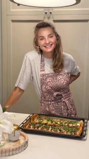 Malgorzata Socha Instagram - Mam dla Was prosty pomysł na pyszną, niedzielną przekąskę ✨🍴
Zainspirowany przepisem od @zrobcie_se_bartosz_kopica , ale w mojej wersji – z małymi modyfikacjami (nie wszystko było dostępne w kuchni 😅).

Czasem to właśnie takie spontaniczne rozwiązania smakują najlepiej! 😋