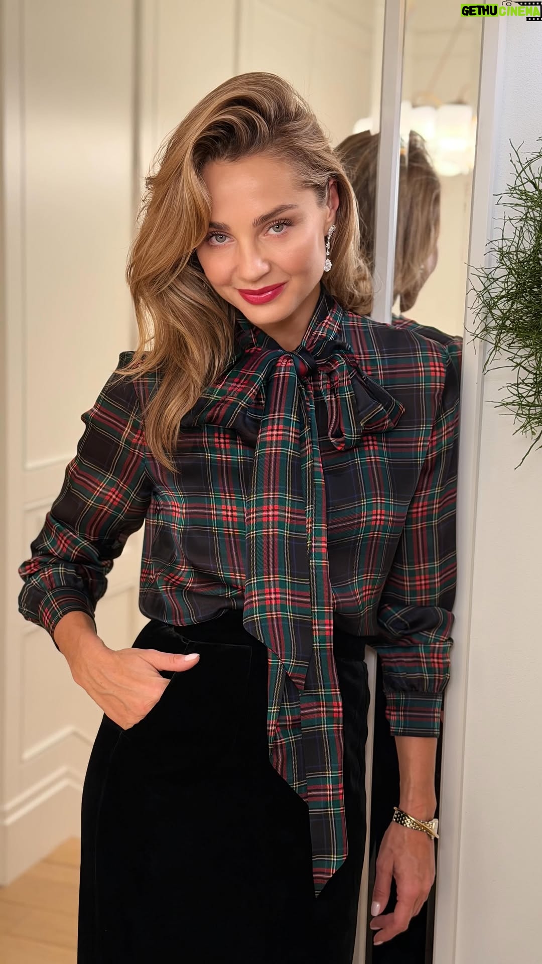 Malgorzata Socha - 7.5K Likes - Grudniowe poranki bywają intensywne, dlatego lubię mieć swoją chwilę spokoju. Kilka minut z produktami @nam.cosmetics i wystarczy, by skóra wyglądała świeżo i naturalnie — lekka formuła Hydra Infuse Serum Foundation daje zdrowy glow i Hydra Gloss Wet Shine Lipstick zapewni mokry połysk na ustach, który dodaje miękkości i luksusu. Bez pośpiechu, bez ciężkości. Codzienny blask w kilka minut. Mój przedświąteczny must-have. Polecam!
 
REKLAMA @nam.cosmetics