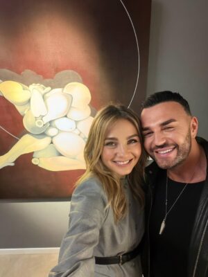 Malgorzata Socha Instagram - Wieczór, który zostaje w pamięci.
Wystawa „Widziani” to nie tylko obrazy — to emocje, relacje i spojrzenia, których się nie zapomina.
Dziękuję Mariuszowi Szydeł za ten artystyczny dialog i wszystkim, którzy byli częścią tego wyjątkowego spotkania.❤️❤️❤️