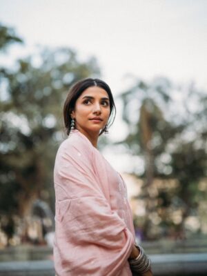 Malhaar Rathod Instagram - I'm an archive of unsaid words 🍁

Clicked by @bharat_rawail 
Stylist @jinalpnagda assisted by Ridhi
Makeup @muahbyashlynn
Hair @creatividhii