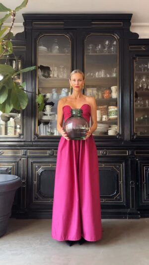 Malin Persson Instagram - Årets sista blomstersnurr 🌸🥂
Skål för inspiration, upplevelser, maffiga buketter och massor av blomglädje!

Tack för att ni är här 🌿
Nu kör vi in i ett nytt år – låt det blomma!

Gott nytt år!!