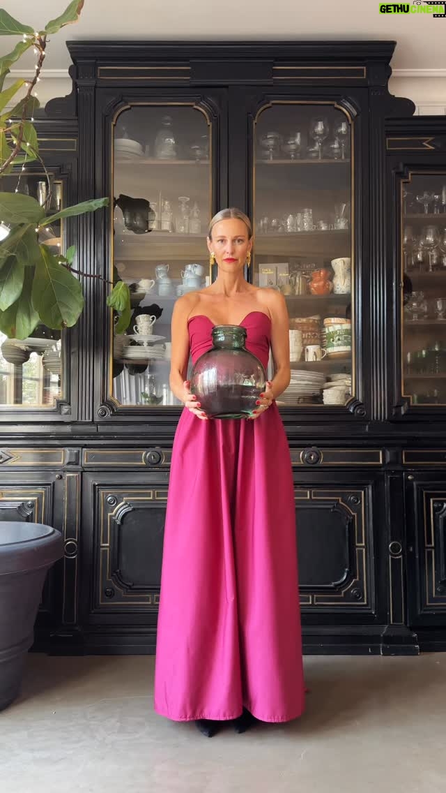 Malin Persson - 3.4K Likes - Årets sista blomstersnurr 🌸🥂
Skål för inspiration, upplevelser, maffiga buketter och massor av blomglädje!

Tack för att ni är här 🌿
Nu kör vi in i ett nytt år – låt det blomma!

Gott nytt år!!