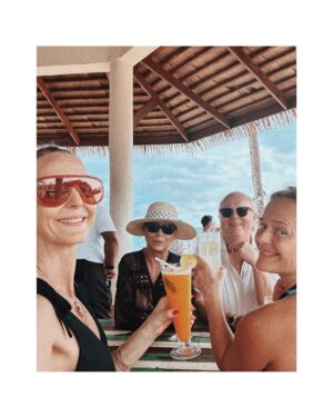 Malin Persson Instagram - Det känns nästan overkligt. Första långresan på många, många år.

Vi har firat min kära syster som fyllde 50 – på självaste julafton. Hennes högsta önskan var att skippa julen och istället fira födelsedagen i Thailand, tillsammans med morföräldrar, kusiner och barn.

Nyp mig i armen. Vem vet om vi någonsin kommer att resa så här långt, alla tillsammans, igen? 
Gamla och unga, sida vid sida. 
Så landar 2025 – med värme, tacksamhet och minnen för livet. 
Tack för denna underbara resan ❤️