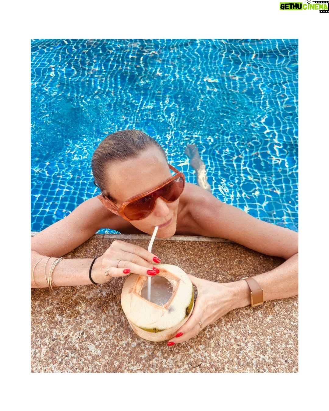 Malin Persson - 2.8K Likes - Det känns nästan overkligt. Första långresan på många, många år.

Vi har firat min kära syster som fyllde 50 – på självaste julafton. Hennes högsta önskan var att skippa julen och istället fira födelsedagen i Thailand, tillsammans med morföräldrar, kusiner och barn.

Nyp mig i armen. Vem vet om vi någonsin kommer att resa så här långt, alla tillsammans, igen? 
Gamla och unga, sida vid sida. 
Så landar 2025 – med värme, tacksamhet och minnen för livet. 
Tack för denna underbara resan ❤️