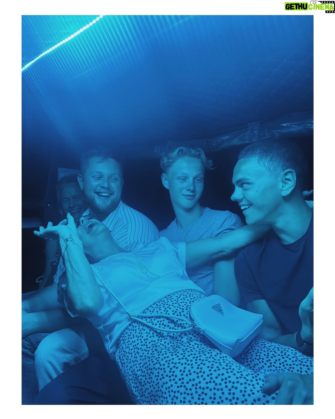Malin Persson - 2.8K Likes - Det känns nästan overkligt. Första långresan på många, många år.

Vi har firat min kära syster som fyllde 50 – på självaste julafton. Hennes högsta önskan var att skippa julen och istället fira födelsedagen i Thailand, tillsammans med morföräldrar, kusiner och barn.

Nyp mig i armen. Vem vet om vi någonsin kommer att resa så här långt, alla tillsammans, igen? 
Gamla och unga, sida vid sida. 
Så landar 2025 – med värme, tacksamhet och minnen för livet. 
Tack för denna underbara resan ❤️