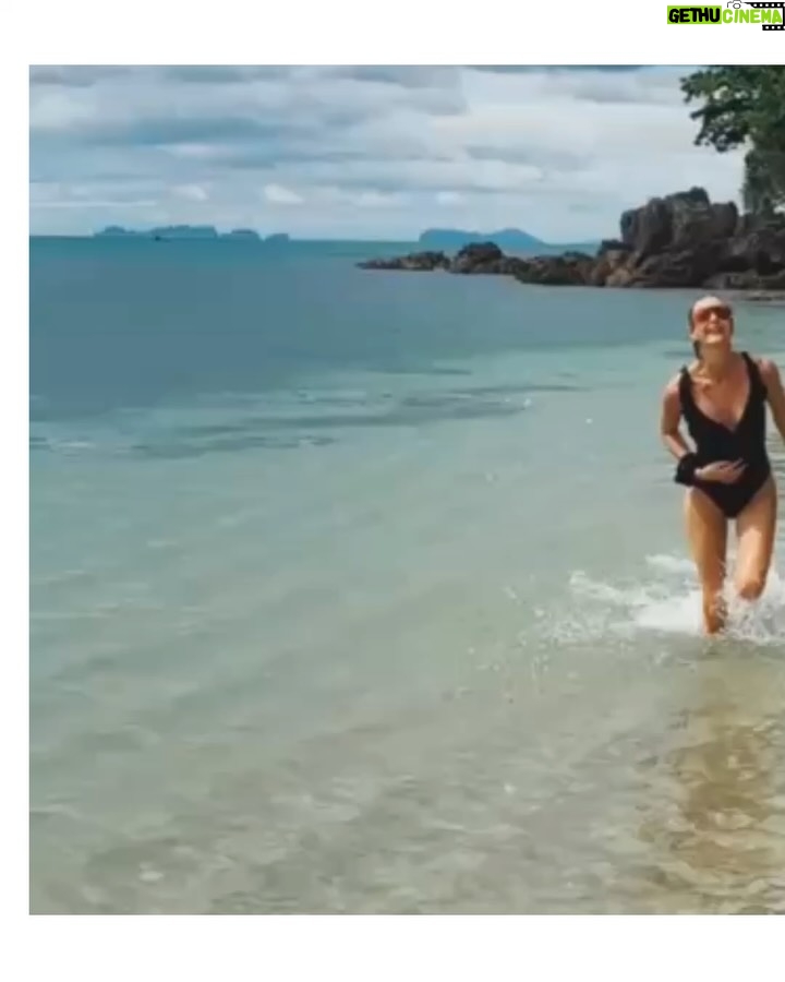 Malin Persson - 2.8K Likes - Det känns nästan overkligt. Första långresan på många, många år.

Vi har firat min kära syster som fyllde 50 – på självaste julafton. Hennes högsta önskan var att skippa julen och istället fira födelsedagen i Thailand, tillsammans med morföräldrar, kusiner och barn.

Nyp mig i armen. Vem vet om vi någonsin kommer att resa så här långt, alla tillsammans, igen? 
Gamla och unga, sida vid sida. 
Så landar 2025 – med värme, tacksamhet och minnen för livet. 
Tack för denna underbara resan ❤️