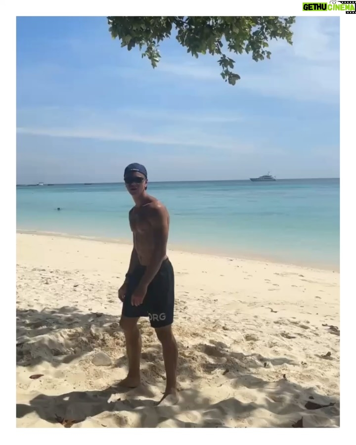 Malin Persson - 2.8K Likes - Det känns nästan overkligt. Första långresan på många, många år.

Vi har firat min kära syster som fyllde 50 – på självaste julafton. Hennes högsta önskan var att skippa julen och istället fira födelsedagen i Thailand, tillsammans med morföräldrar, kusiner och barn.

Nyp mig i armen. Vem vet om vi någonsin kommer att resa så här långt, alla tillsammans, igen? 
Gamla och unga, sida vid sida. 
Så landar 2025 – med värme, tacksamhet och minnen för livet. 
Tack för denna underbara resan ❤️