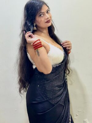 Malvika Tomar Instagram - Happy new year to everyone who loves and supports me 🥳

#happynewyears #newpost😍 #newcollection #welcome2026 #godgrace