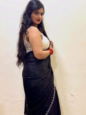 Malvika Tomar Instagram - Happy new year to everyone who loves and supports me 🥳

#happynewyears #newpost😍 #newcollection #welcome2026 #godgrace
